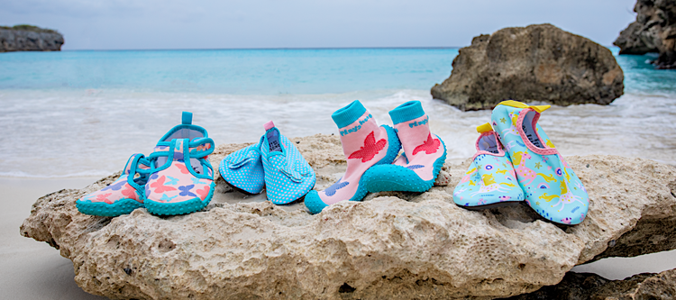 Verschiedene bunte Kinderschuhe für Strand und Wasser von Playshoes – darunter Aquaschuhe, Badeschuhe und leichte Strandschuhe mit rutschfester Sohle. Perfekt für kleine Kinderfüße im Sommerurlaub – erhältlich bei meine-kinderschuhe.de.