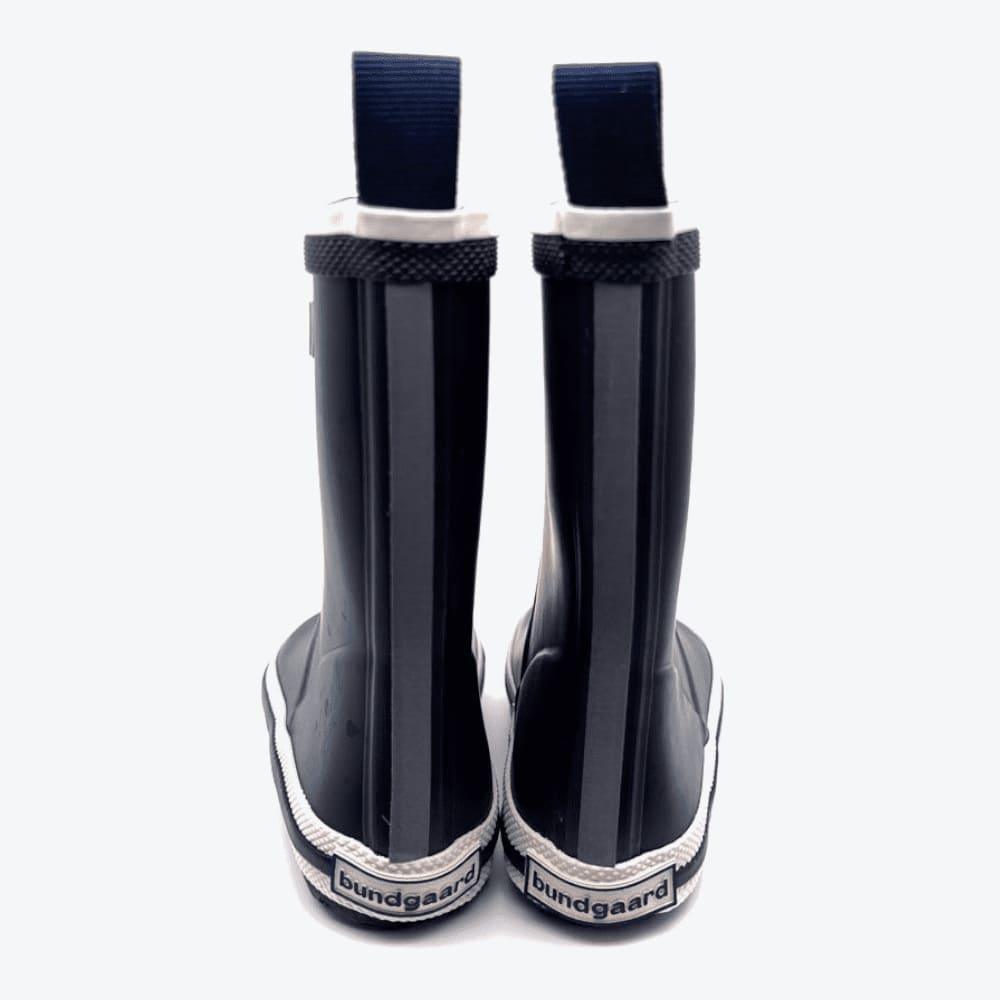 Die Backansicht der Bundgaard Gummistiefel in Größe 28, Modell Charly High Classic Navy, zeigt die elegante Schwarz-Farbe.
