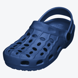 Marineblaue Clogs für Kinder – leicht, bequem und rutschfest. Perfekte Gartenschuhe mit atmungsaktiven Löchern für Spiel und Spaß im Sommer.