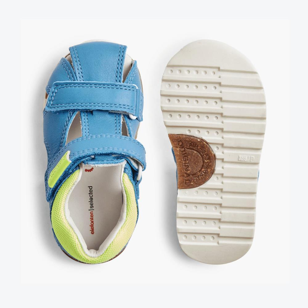 Das Bild zeigt die Sohle der Elefanten - Seven Satchi - Kindersandalen in Größe 28, präsentiert in der ansprechenden Farbkombination Blau/Gelb.