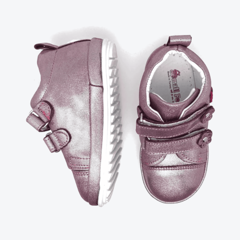 Small Foot Klettschuhe, Größe 22, Modell 'Eli-Zan Glitter' in der Farbe Lila, aus Vogelperspektive betrachtet.