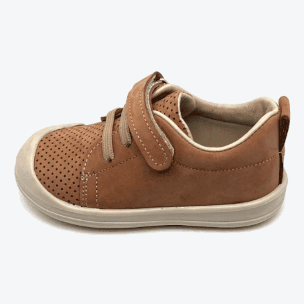 Small Foot Klettschuhe, Größe 24, Modell 'Fufu Foop Brown Model3' in der Farbe Braun, Ansicht von der linken Seite.