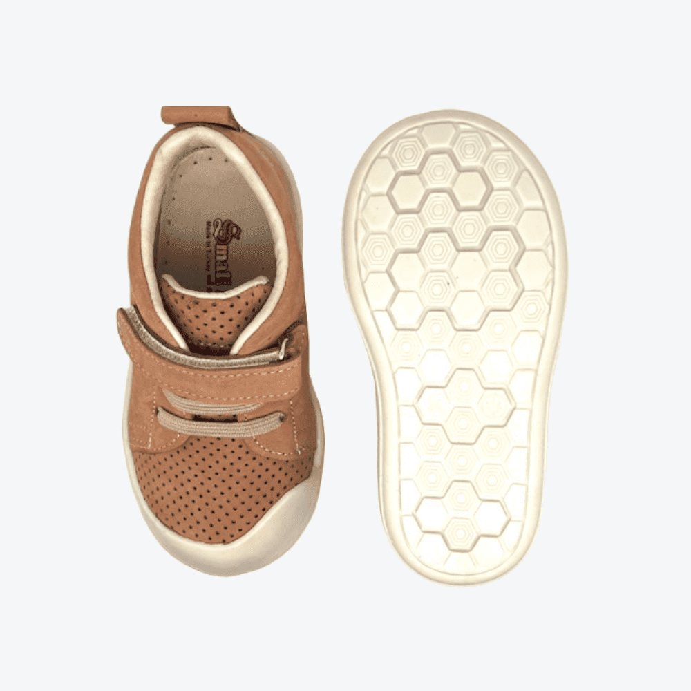 Small Foot Klettschuhe, Größe 24, Modell 'Fufu Foop Brown Model3' in der Farbe Braun, Ansicht der Sohle.