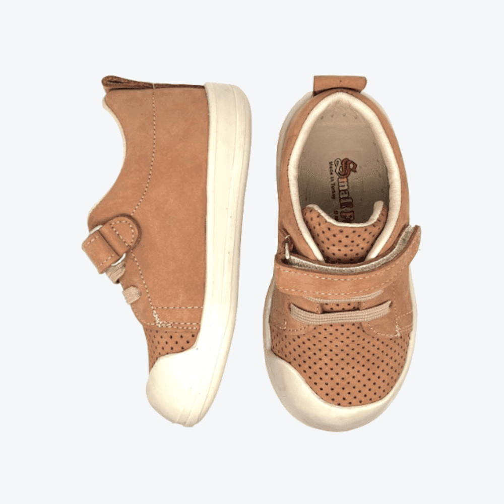 Small Foot Klettschuhe, Größe 24, Modell 'Fufu Foop Brown Model3' in der Farbe Braun, aus Vogelperspektive betrachtet.